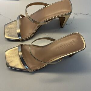 BNIB 📦 THE DROP AVERY GOLD SANDAL SIZE 7.5
